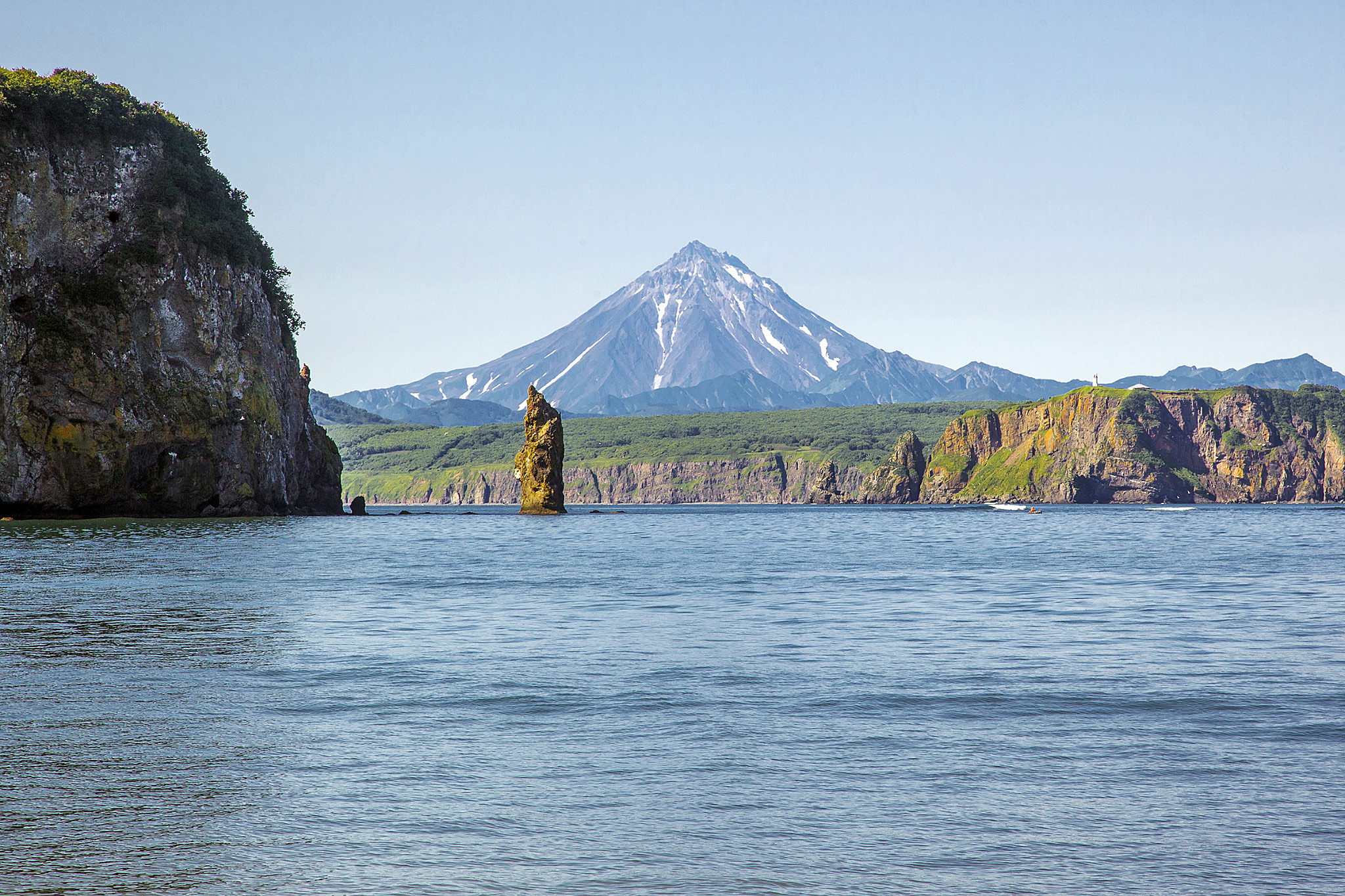 Вилючинский вулкан и Авачинская бухта (Viliuchinsky volcano and Avacha bay)